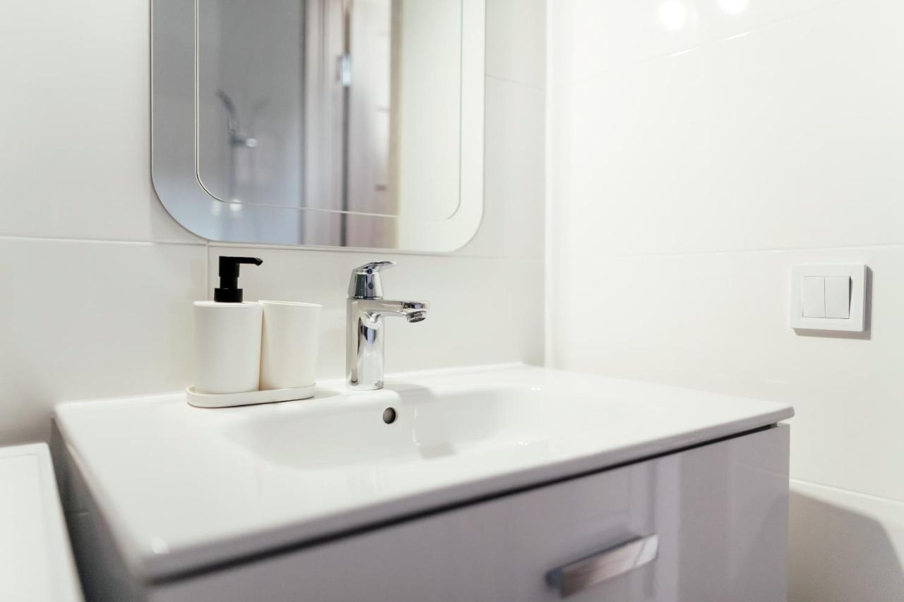 דירות לבוב Lara Apartament 3 מראה חיצוני תמונה